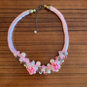 ✅Vintage  pink garden necklace. Sateen wrapped around. Antique brass plated.